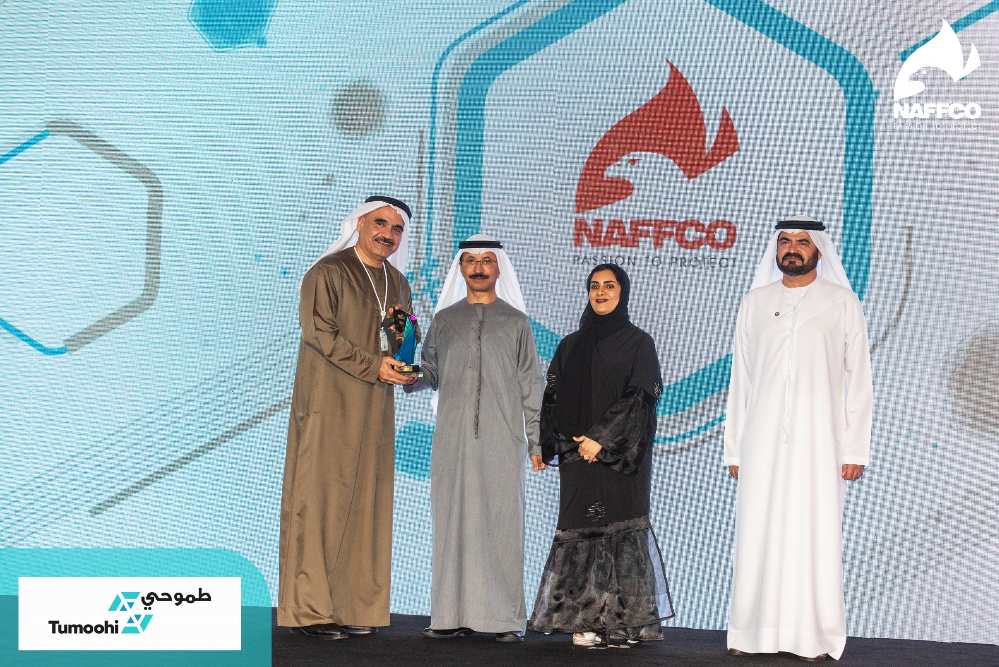 NAFFCO group CEO Eng. Kalid Al Khatib recieving an award from Sultan Ahmed Bin Sulayem, Chairman and CEO of DP World Group